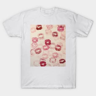 kisses pattern red pink lipstick aesthetic pinterest coquette dollette T-Shirt